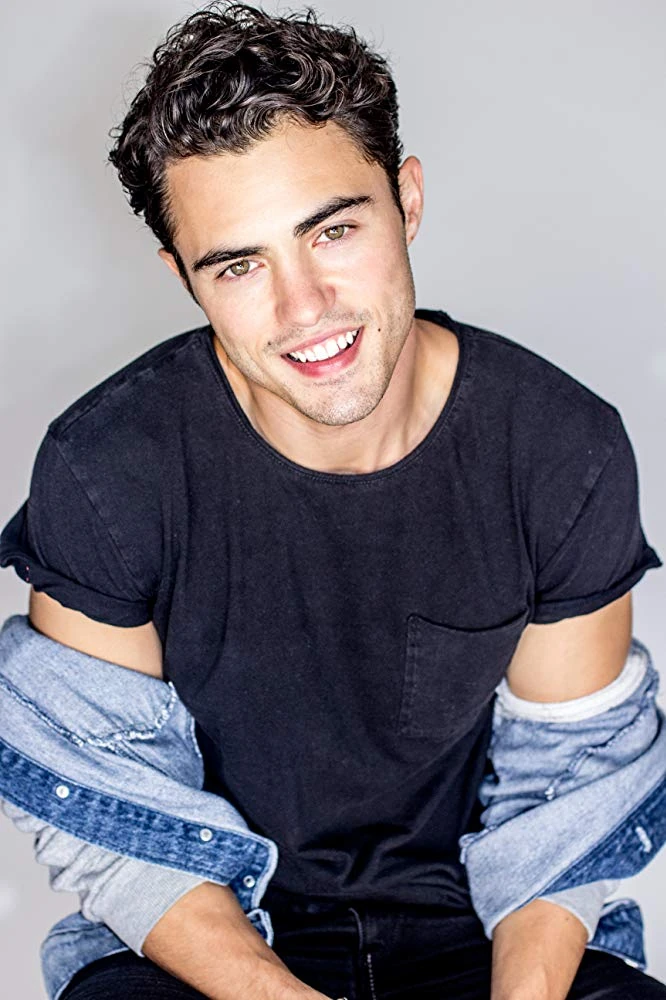 Darren Barnet Age Height Weight Career Net Worth And Family