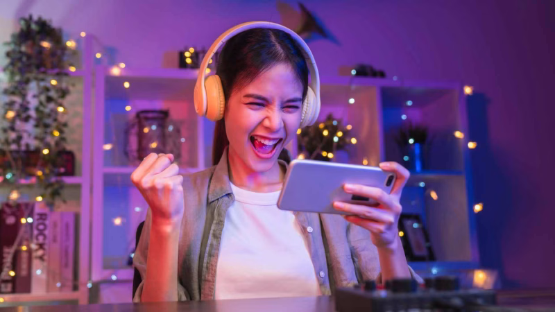 Recurring Reward Networks Enhancing Daily Engagement in Modern Gaming Applications